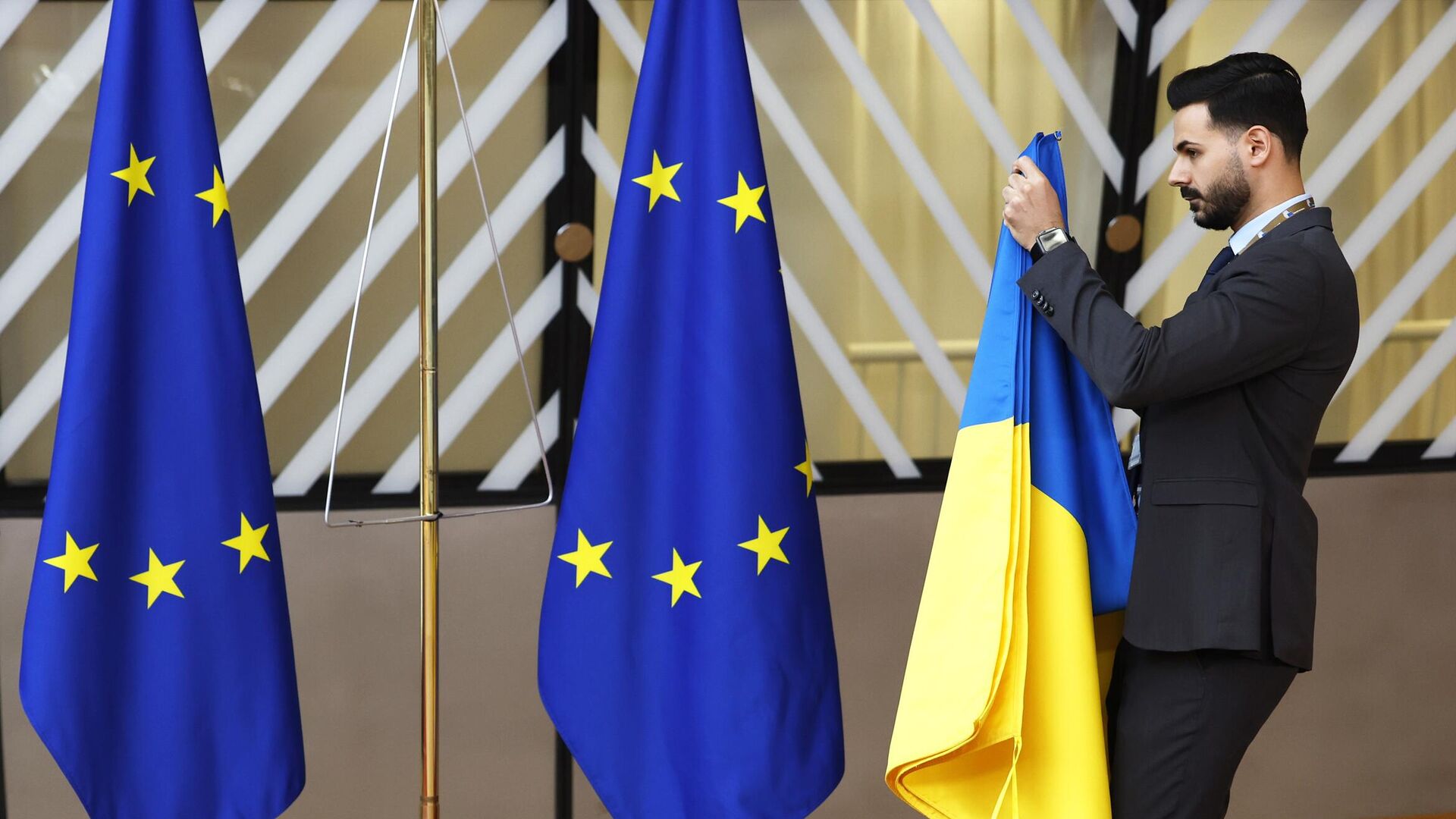 Запад привел Украину к катастрофе и теперь убирает труп, пишут СМИ